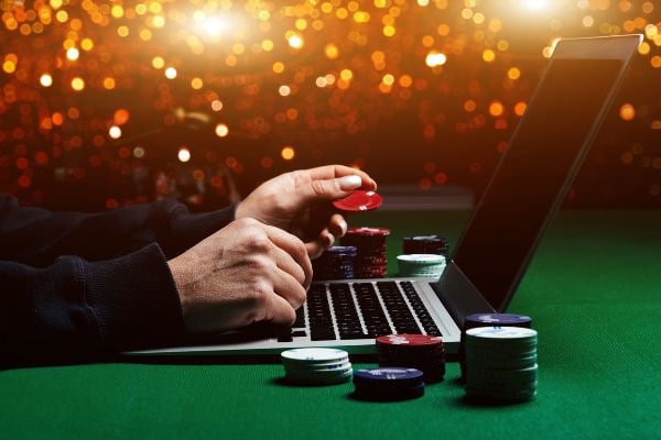 Người chơi thưởng thức casino trực tuyến trên điện thoại di động với giao diện congcuxoso thân thiện
